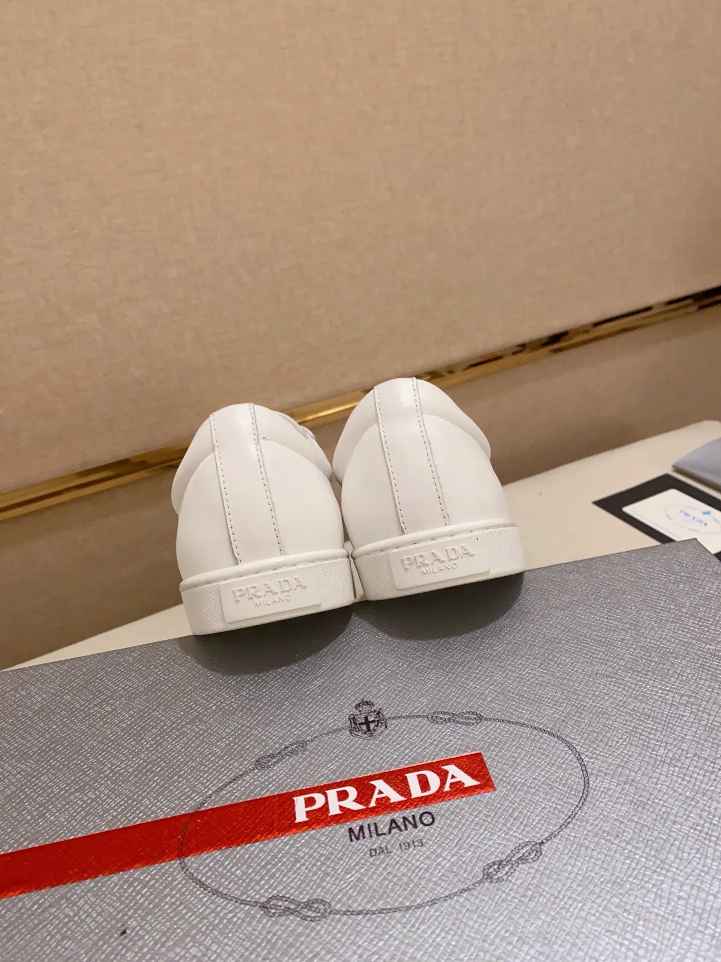 Men's shoes 💰 580💰 ✔️✔️✔️High-quality new PRADA counters are launched at the same time. The new men's shoes and 😘fabrics are selected from first-layer cowhide and are made by pure handicrafts. Lining: Full cowhide lining. 👍🏿 High-end ☄️ air-cushion molded anti-slip rubber outsole, exquisite lines, simple and elegant, comfortable and high-end for leisure travel. Code number: 38 to 44 (45 can be customized)